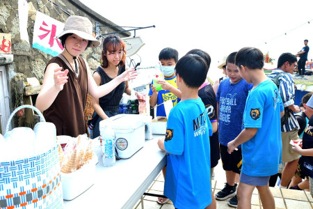 　第五屆「東馬台小島階梯市集」開張，遊客、居民沿著老街階梯逛攤、漫步。(圖／文：陳其敏)