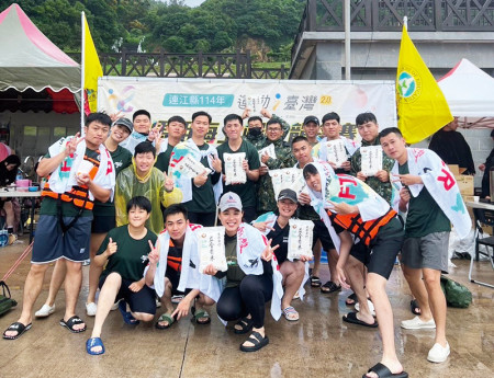 完賽後官兵一同合影留念。