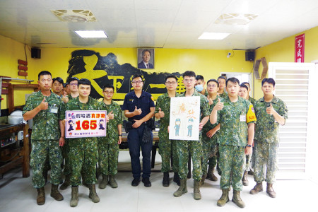 員警與官兵合影。