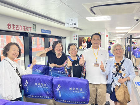 　南北之星1日替代臺馬之星夜航開航，載客151人往台北；縣長王忠銘前往碼頭向旅客問候致意。（圖／文：馮紹夫）