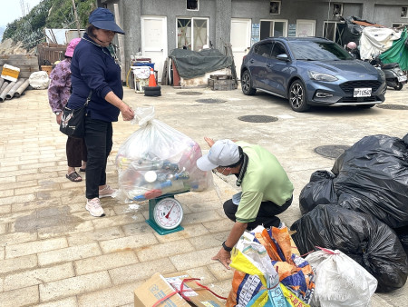 　民眾踴躍整理回收物至復興村污水廠旁累積點數。（圖／文：江奉軒）