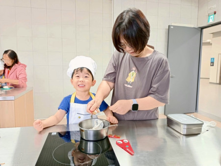 　親子館舉辦祖孫魚丸DIY活動，依媽與孫兒共煮魚丸湯，之後寶貝將親手做好的魚丸餵給依媽品嚐。（圖：親子館）