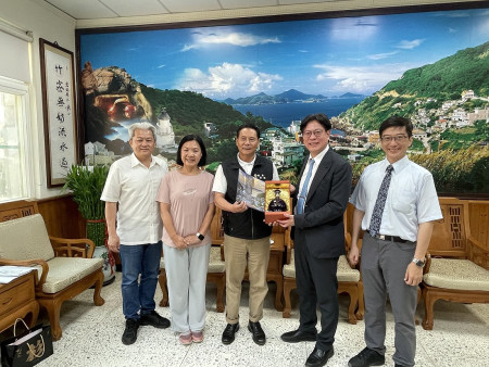 　縣長致贈禮品感謝彰化基督教醫院對馬祖長年來的貢獻。（圖／文：江奉軒）