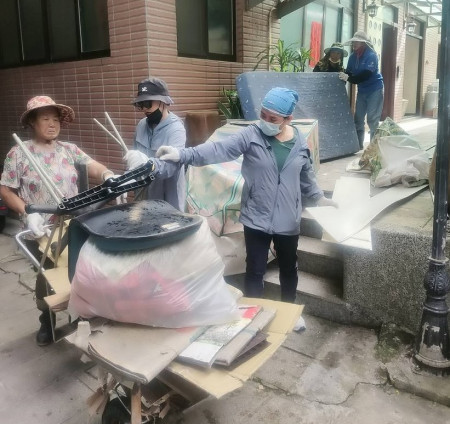 南竿鄉長林志東昨日派員協助清理介壽民宅氣爆災後現場,盼居民生活盡速恢復正常。(圖:南竿鄉公所)