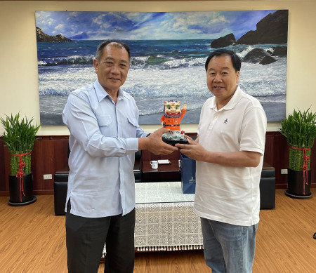 　海巡署金馬澎分署長陳泗川拜會府會首長，雙方互贈特色禮品，彼此將持續緊密合作。（圖／文：江奉軒）