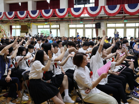 　馬祖高中畢業典禮同學與老師齊唱畢業歌，場面溫馨動人。（圖／文：江奉軒）