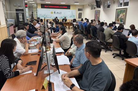 昨日縣務會議暨主管週報中,針對「遠見縣市長施政滿意度調查」顯示連江縣長王忠銘的施政滿意度略有下降,王忠銘勉勵各單位虛心面對、分析原因、提出改善。(圖/文:王致潔)