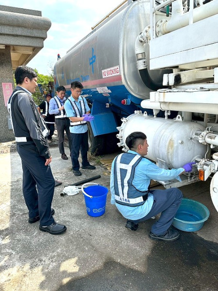 馬祖油品公司完成班機航空用油加油操作,成為高馬航線穩定運營重大關鍵。(圖/文:馮紹夫)