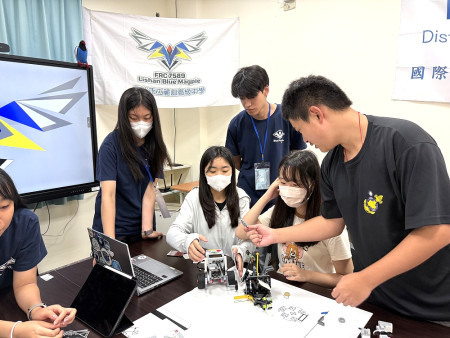 台北市麗山高中FRC7589機器人校隊,指導介壽學子組裝機器人並撰寫程式,使機器人順利運行並完成指定關卡任務。(圖/文:王致潔)