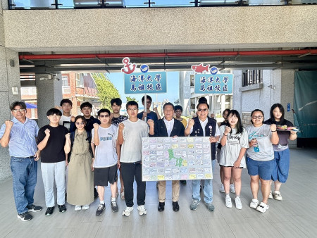 海大二年級學生們共同製作祝福看板及手作藝術品給縣長王忠銘、議長張永江,感謝府會對海大的關照。(圖:特約記者曹重偉)