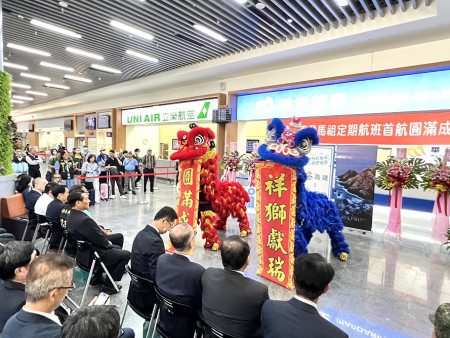 　高雄-馬祖固定航線6日正式啟航，縣府昨天舉辦首航典禮，歡迎來訪旅客。（圖／文：馮紹夫）