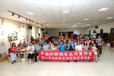 民權社協與中華金點社區促進聯盟團隊,於東引舉辦跨縣市交流暨高齡友善社區推廣活動,交流推動共生社區、高齡者幸福指南等經驗;並讓與會者互相按摩,增進社區情感交流。(圖:縣府民社處)