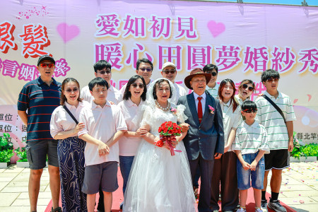 銀髮誓言牽歲婚紗秀溫馨感人。(圖與文:江奉軒)
