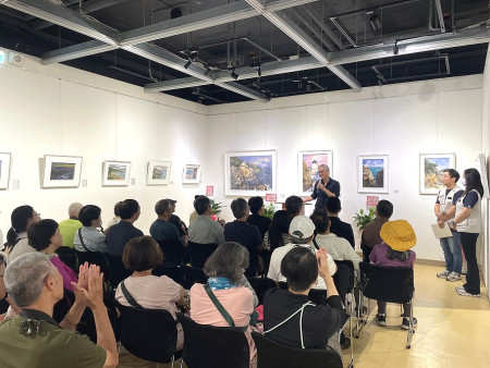 　眾多好友及藝術愛好者遠道而來，參與畫展開幕盛會。（圖／文：江奉軒）