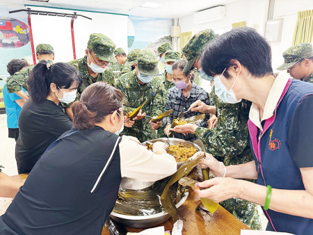 志工媽媽協助官兵包粽子。