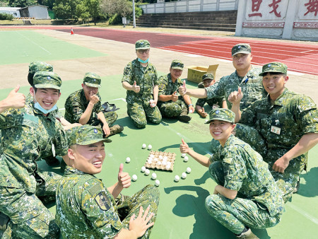 立蛋競賽後合影。