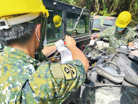 官兵針對五油三水實施檢查。
