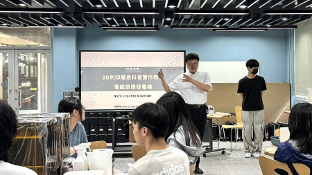 臺北科技大學汪家昌教授與團隊,上週末來馬祖推動離島學生科技教育。(圖:馬祖高中)