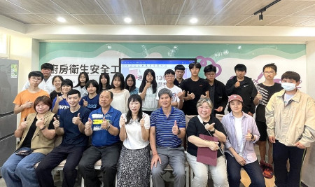 　技藝教育成果發表典禮，與會嘉賓、老師及學生們合影，場面溫馨。（圖／文：江奉軒）