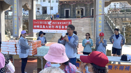 連江縣體育會運動i台灣四鄉五島健行活動西莒場,鄉親一起走出戶外,享受難得的悠閒時光。(圖/文:宋幸儒)