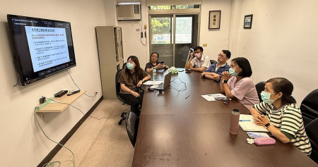 　因應國內新冠疫情升溫，疾管署召開「新冠台北區傳染病醫療網整備線上會議」，連江縣衛生局與縣立醫院共同參與，強化防疫措施及整體應變效能。（圖／文：王致潔）
