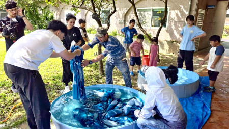 《和島嶼一同化為雲的日子》藍曬顯影製作工作坊,由日本藝術家木村崇人帶領,完成三幅大型作品。(圖/文:蔡夢玲、東莒國小提供)