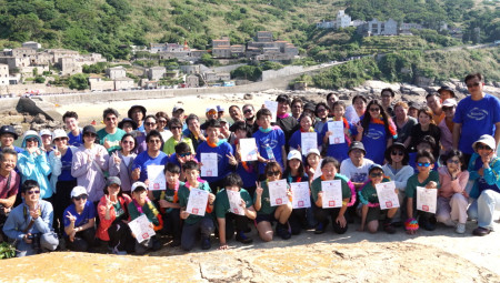 中山國中及塘岐國小共20位應屆畢業生,10日共同完成鐵人三項體驗並登上芹壁龜島領取畢業證書,為今年畢業季揭開難忘序章。(圖:中山國中)