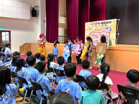 麥當勞叔叔以生動活潑的方式教導小朋友洗手步驟。(圖:連江縣衛生局)