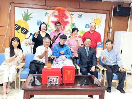 曹德水老先生歡慶百歲大壽,縣長王忠銘、鄉長林志東送上誠摯祝福。(圖/文:馮紹夫)