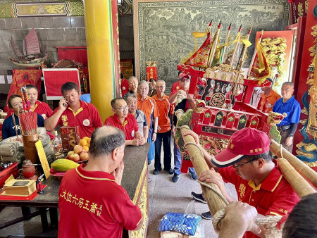 塘岐蕭王府舉行眾神聯合聖誕千秋祝壽大典,主祝官由主任委員議員周瑞國擔任,副縣長陳冠人、鄉長吳金平及多位地方仕紳與祝。(圖:特約記者曹重偉)