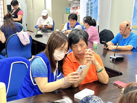 中華電信攜手連江縣政府與淡江大學舉辦「為EYE點亮希望」iPhone助盲課程,志工一對一指導學員使用智慧型手機。(圖/文:馮紹夫)