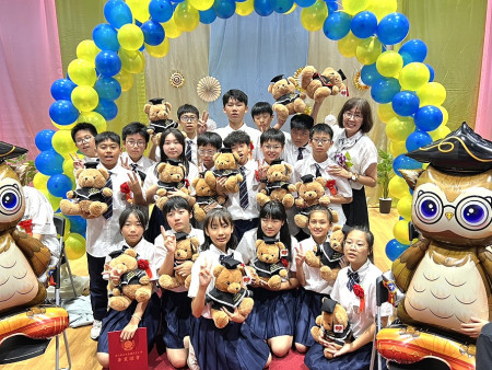介壽國中小第50屆畢業典禮,70名畢業生邁向新的人生求學階段。(圖/文:馮紹夫)