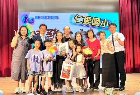 仁愛國小昨天舉辦溫馨感人的畢業典禮,8位畢業生迎接下一個人生求學階段。(圖/文:馮紹夫)