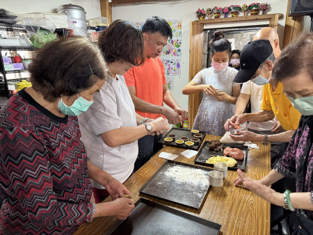 山隴社協長者共餐服務,在用餐前先讓長者進行伸展運動活絡筋骨,飯後安排手作蛋塔活動,打造健康高齡生活。(圖/文:王致潔)