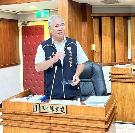 議員陳書建進行質詢。(圖/文:馮紹夫)