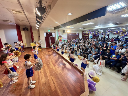 　北竿塘岐國小6月13日舉辦第70屆小學部暨第29屆幼兒園聯合畢業典禮溫馨登場，表演節目活力四射，展現教學成果。（圖：特約記者曹重偉）