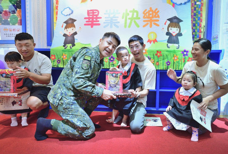 　東引鄉公共托育中心第10屆畢業典禮溫馨登場，家長、來賓共同見證東引島上寶貝們的成長時刻。（圖／文：陳其敏）
