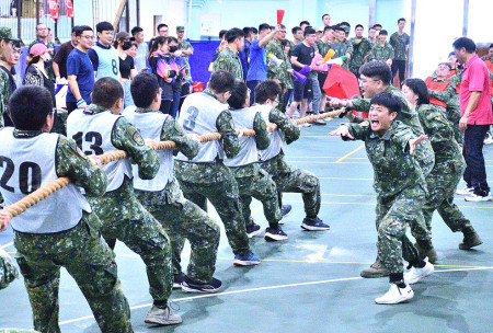 　東引鄉114年戒菸盃拔河賽，軍民同場熱血拚搏，氣氛熱烈，現場歡呼聲與加油聲不絕於耳。（圖／文：陳其敏）