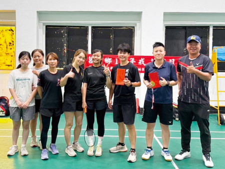 獲勝選手合影留念。