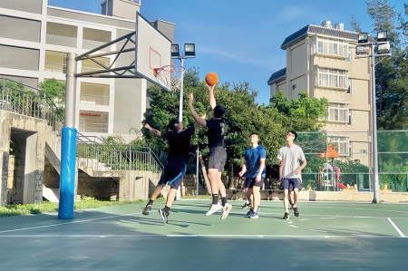 競賽中培養合作精神。
