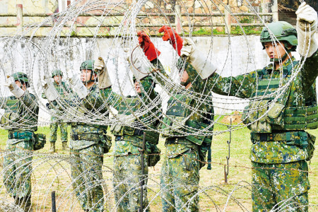 工兵排實施鐵絲網架設作業。