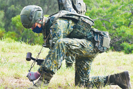 官兵依作業程序、要領完成阻絕設置。
