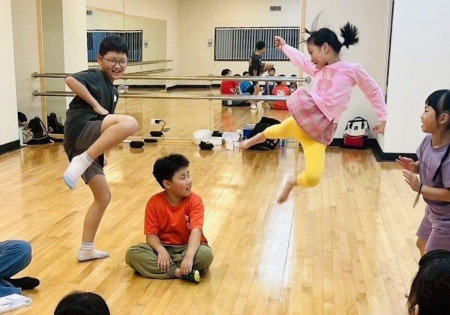 新住民家庭服務中心「新二代戲劇培力營」,透過戲劇訓練引導孩子表達內在想法,勇敢站上舞台,展現自信與創意。(圖:新住民家庭服務中心)
