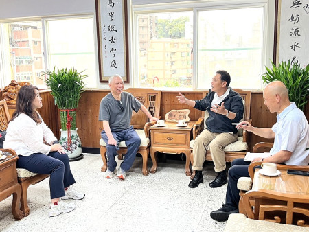 八方雲集創辦人林家鈺昨(16)天拜訪縣長王忠銘,對於撤離馬祖一事,林家鈺仍期待有機會以加盟方式在馬祖展店。(圖/文:馮紹夫)