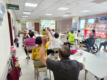 落實高齡友善政策,塘岐社區發展協會「銀寶膳醇塘岐時光屋」長青食堂6月17日開辦。(圖:民社處)