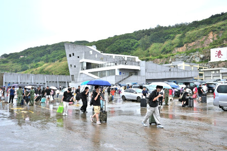 　台馬長程船班停航四天後，17日早晨「新臺馬輪」開抵東引，有355名旅客下船，除返島的民眾與官士兵外，並迎來上百名觀光客。（圖／文：陳其敏）
