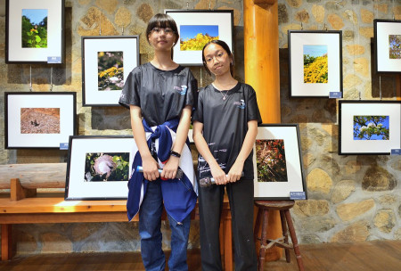 　東引國民中小學《東．影》第七屆學生攝影展揭幕，鄭欣惠、王靖雅兩位學生用鏡頭說故事。（圖／文：陳其敏）