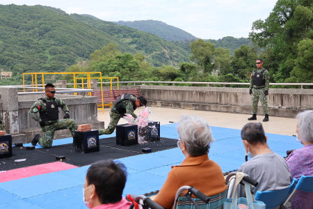 　雲台戰技隊於大同之家帶來精彩熱血的戰技表演，長輩與同仁們掌聲不斷。（圖／文：江奉軒）