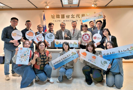 　東引鄉通過國際慢城認證，縣府秘書長張龍德、鄉長林德建代表參與在韓國莞島舉行之「國際慢城大會」，會前偕同台灣慢城聯盟會員苗栗南庄、三義及屏東瑪家鄉等代表拜會外交部駐韓台北代表部。（圖：東引鄉公所）