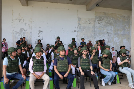 　國軍進行安全宣導，議會團隊準備參與實彈體驗活動。（圖／文：江奉軒）